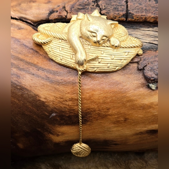 JJ Jewelry - JJ Gold Tone Brooch Cat in Basket Articulated Excellent Condition